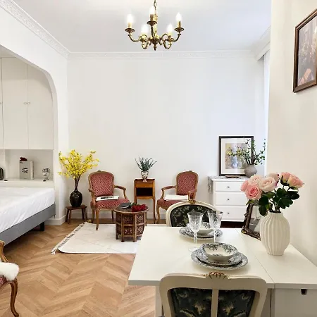 - Near Eiffel Tower Apartment Paris