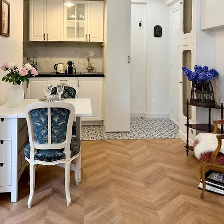- Near Eiffel Tower Apartment