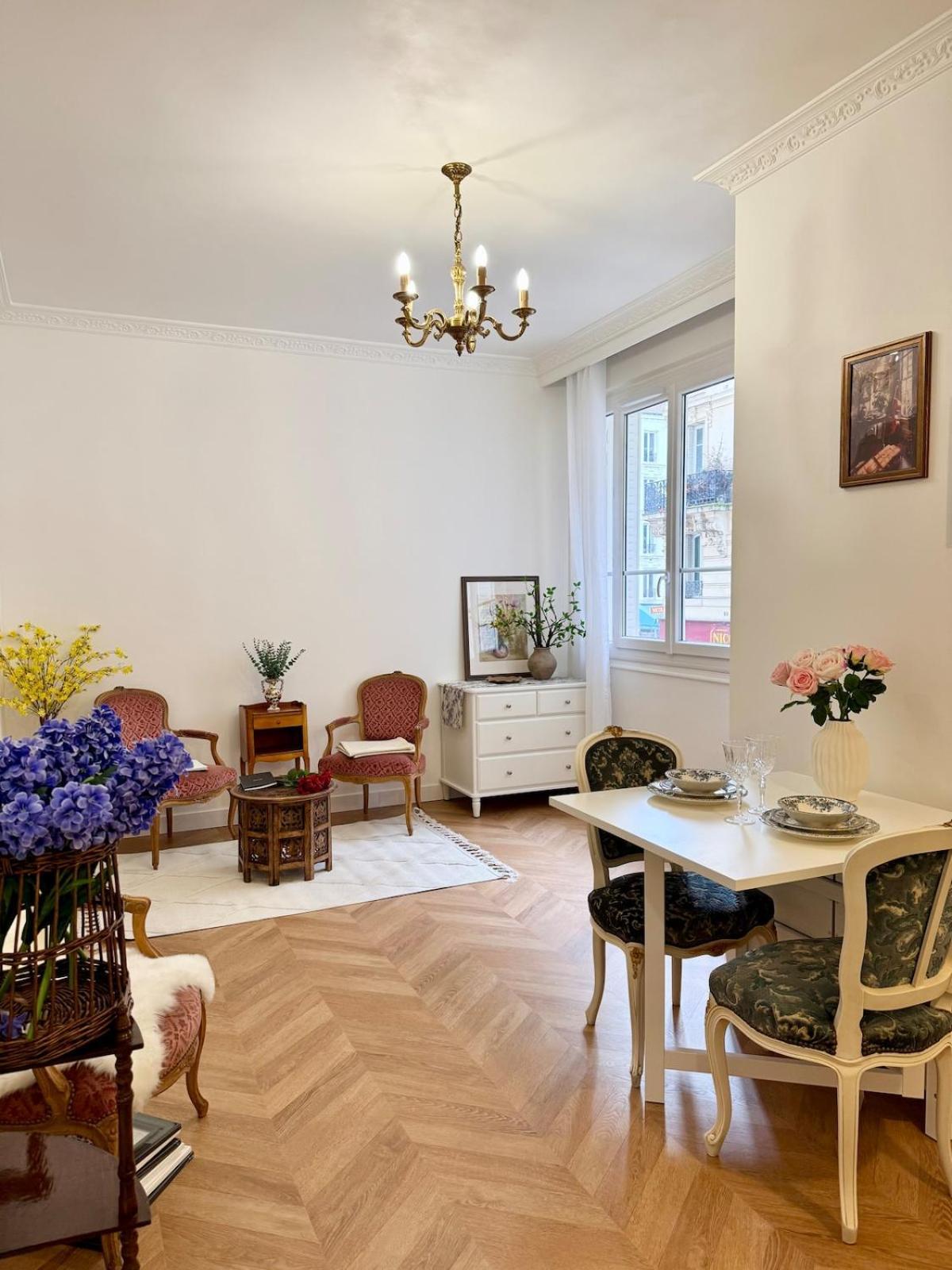 - Near Eiffel Tower * Parigi